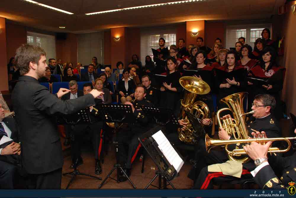 El Quinteto de Coral de la Unidad de Música del Tercio de Levante y la Coral Universitaria de Murcia interpretaron juntos diferentes piezas musicales durante la ceremonia 